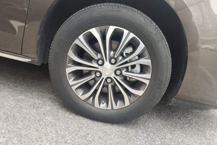 Used Buick GL8 2023 Facelifted Land Cruiser Executive Luxury Version Right Front Wheel Hub