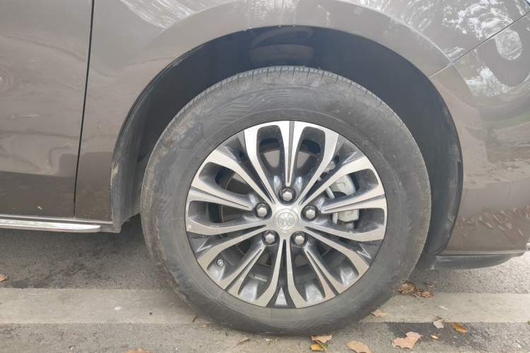 Used Buick GL8 2023 Land Executive Class Comfort Model Right Front Wheel Hub