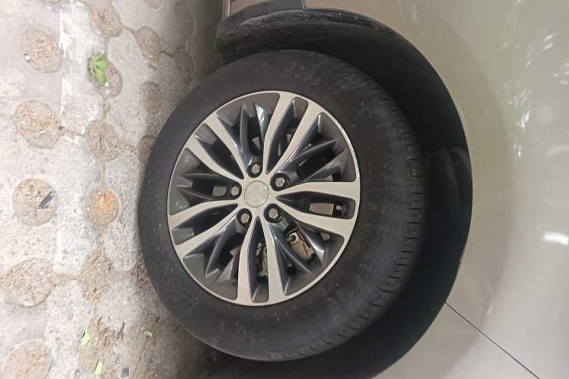 Used Buick GL8 2023 ES Lu Zun Comfort Model Right Front Wheel Hub