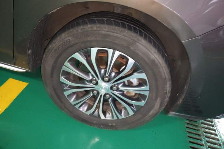 Used Buick GL8 2023 Land Executive Class Comfort Model Right Front Wheel Hub