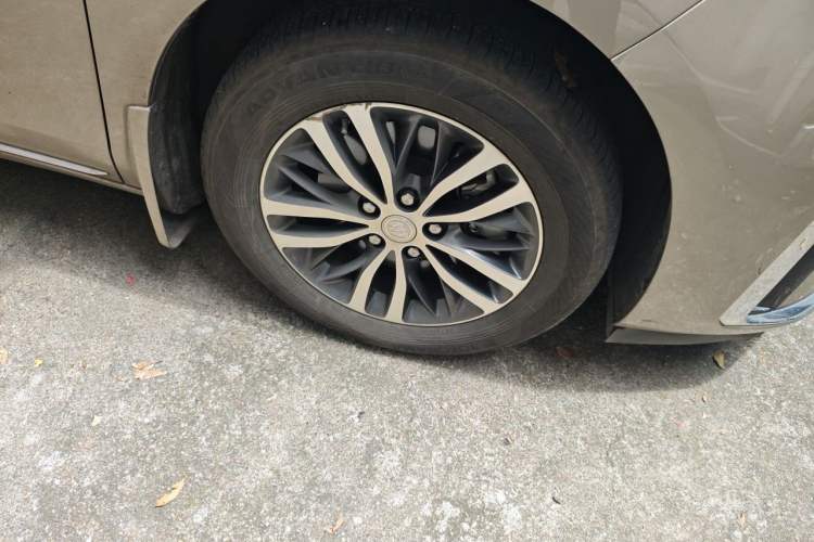 Used Buick GL8 2023 ES Lu Zun Comfort Model Right Front Wheel Hub
