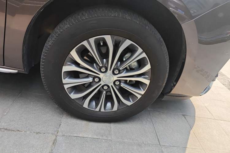 Used Buick GL8 2023 Facelifted Land Cruiser Executive Luxury Version Right Front Wheel Hub