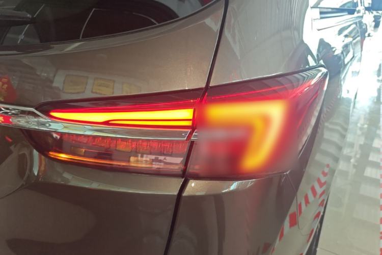 Used Buick GL8 2023 Facelifted Land Cruiser Executive Luxury Version Right Rear Taillight