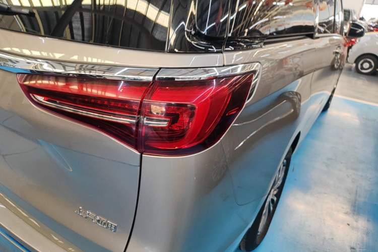 Used Buick GL8 2023 ES Lu Zun Comfort Model Right Rear Taillight