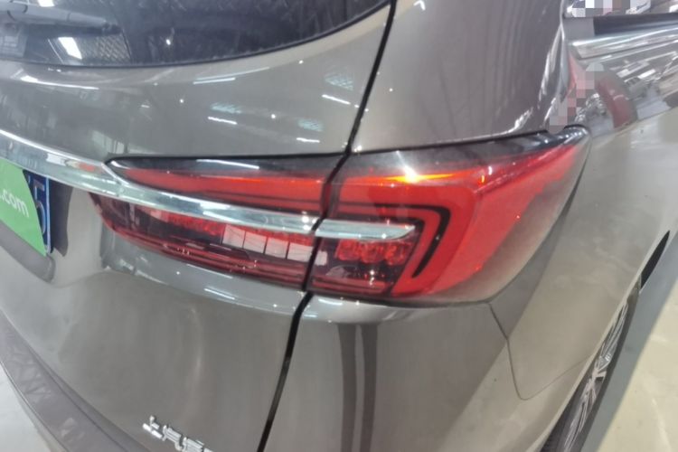 Used Buick GL8 2023 Facelifted Land Cruiser Executive Luxury Version Right Rear Taillight