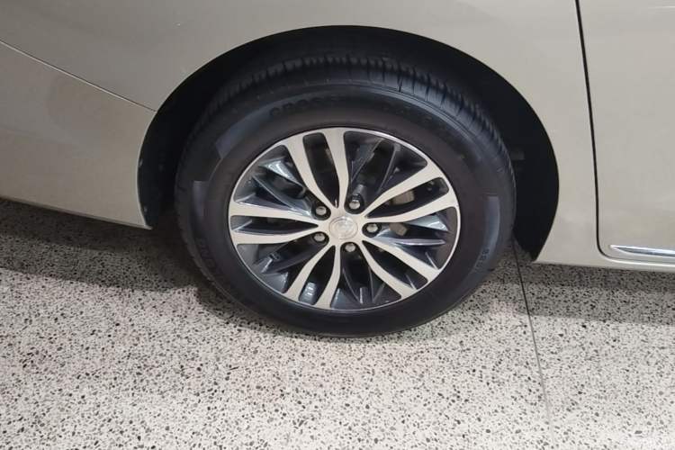 Used Buick GL8 2023 ES Lu Zun Comfort Model Right Rear Wheel Hub