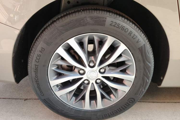 Used Buick GL8 2023 ES Lu Zun Comfort Model Right Rear Wheel Hub