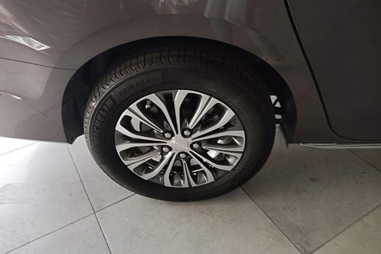 Used Buick GL8 2023 Facelifted Land Cruiser Executive Luxury Version Right Rear Wheel Hub