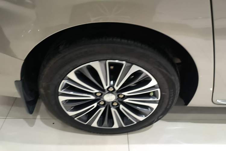 Used Buick GL8 2023 ES Lu Zun Luxury Model Right Rear Wheel Hub