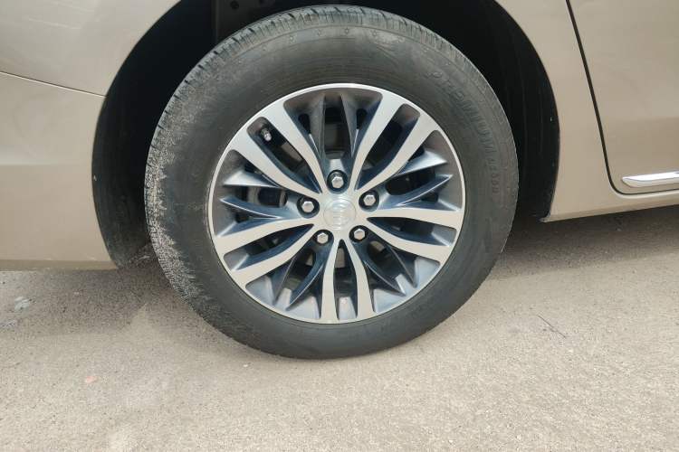 Used Buick GL8 2023 ES Lu Zun Comfort Model Right Rear Wheel Hub
