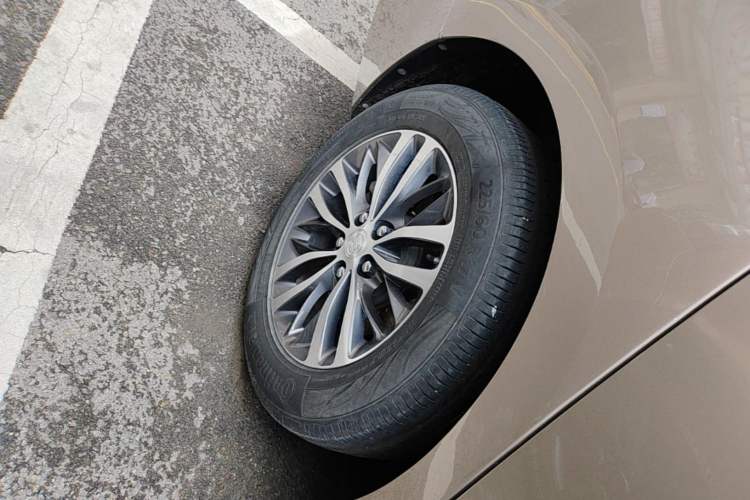 Used Buick GL8 2023 ES Lu Zun Comfort Model Right Rear Wheel Hub
