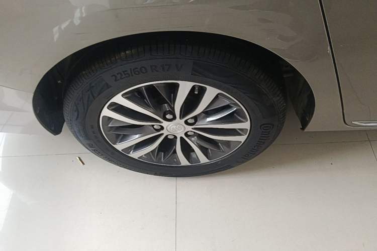 Used Buick GL8 2023 ES Lu Zun Comfort Model Right Rear Wheel Hub