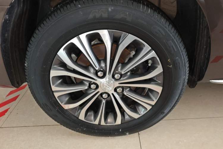 Used Buick GL8 2023 Facelifted Land Cruiser Executive Luxury Version Right Rear Wheel Hub