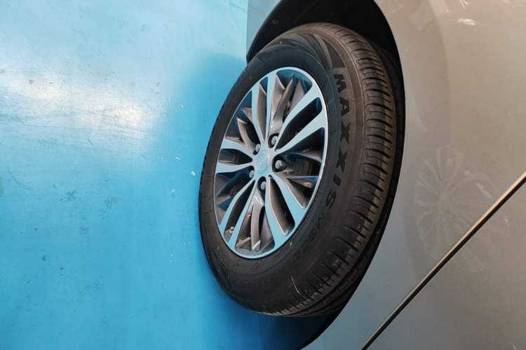 Used Buick GL8 2023 ES Lu Zun Comfort Model Right Rear Wheel Hub