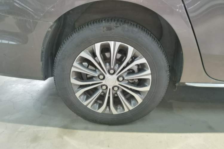 Used Buick GL8 2023 Facelifted Land Cruiser Executive Luxury Version Right Rear Wheel Hub