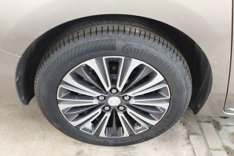 Used Buick GL8 2023 ES Lu Zun Luxury Model Right Rear Wheel Hub