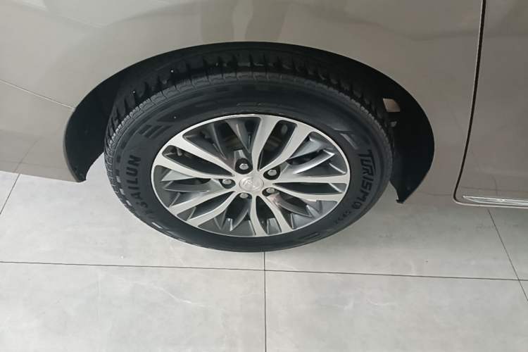 Used Buick GL8 2023 ES Lu Zun Comfort Model Right Rear Wheel Hub