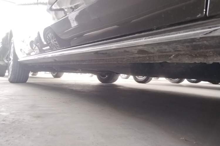 Used Buick GL8 2023 Land Executive Class Comfort Model Right Side Sill
