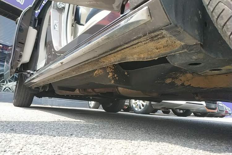 Used Buick GL8 2023 Land Executive Class Comfort Model Right Side Sill