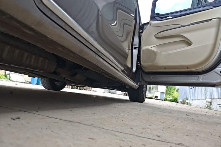 Used Buick GL8 2023 ES Lu Zun Deluxe Model Right Side Sill