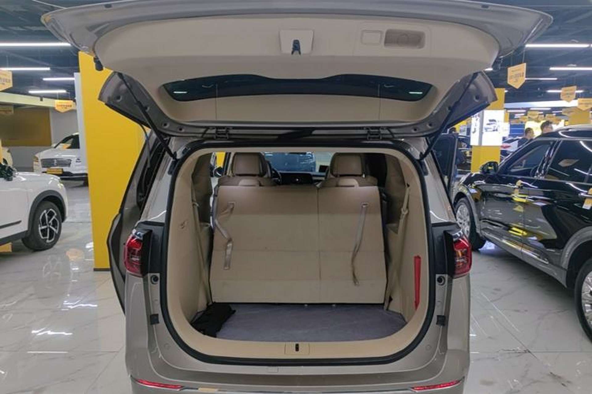 Used Buick GL8 2023 ES Lu Zun Deluxe Model Trunk