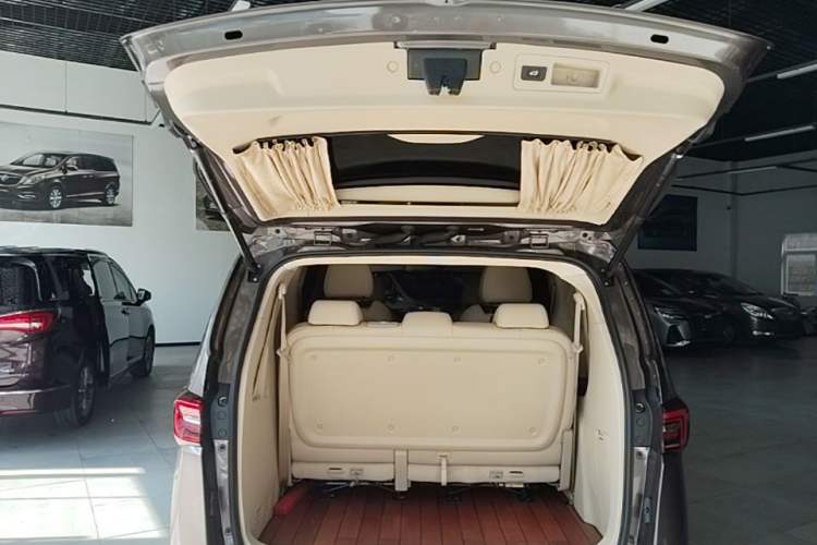 Used Buick GL8 2023 Facelifted Land Cruiser Executive Luxury Version Trunk