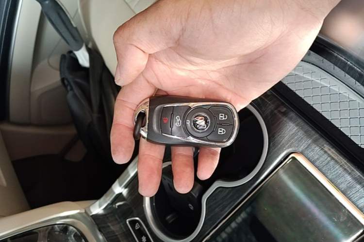 Used Buick GL8 2023 Facelifted Land Cruiser Executive Luxury Version Vehicle Key