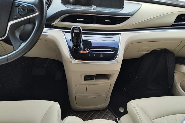 Used Buick GL8 2023 Facelifted Land Cruiser Executive Luxury Version Audio And AC Panel
