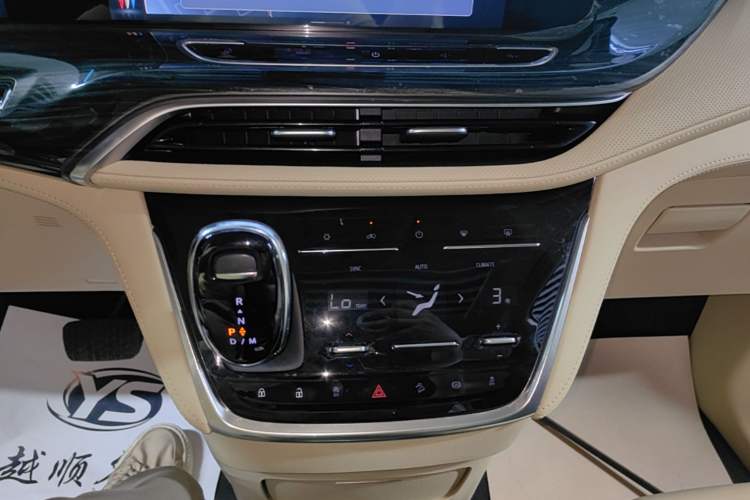 Used Buick GL8 2023 ES Lu Zun Deluxe Model Audio And AC Panel