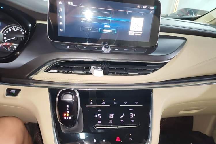 Used Buick GL8 2023 Facelifted Land Cruiser Executive Luxury Version Audio And AC Panel