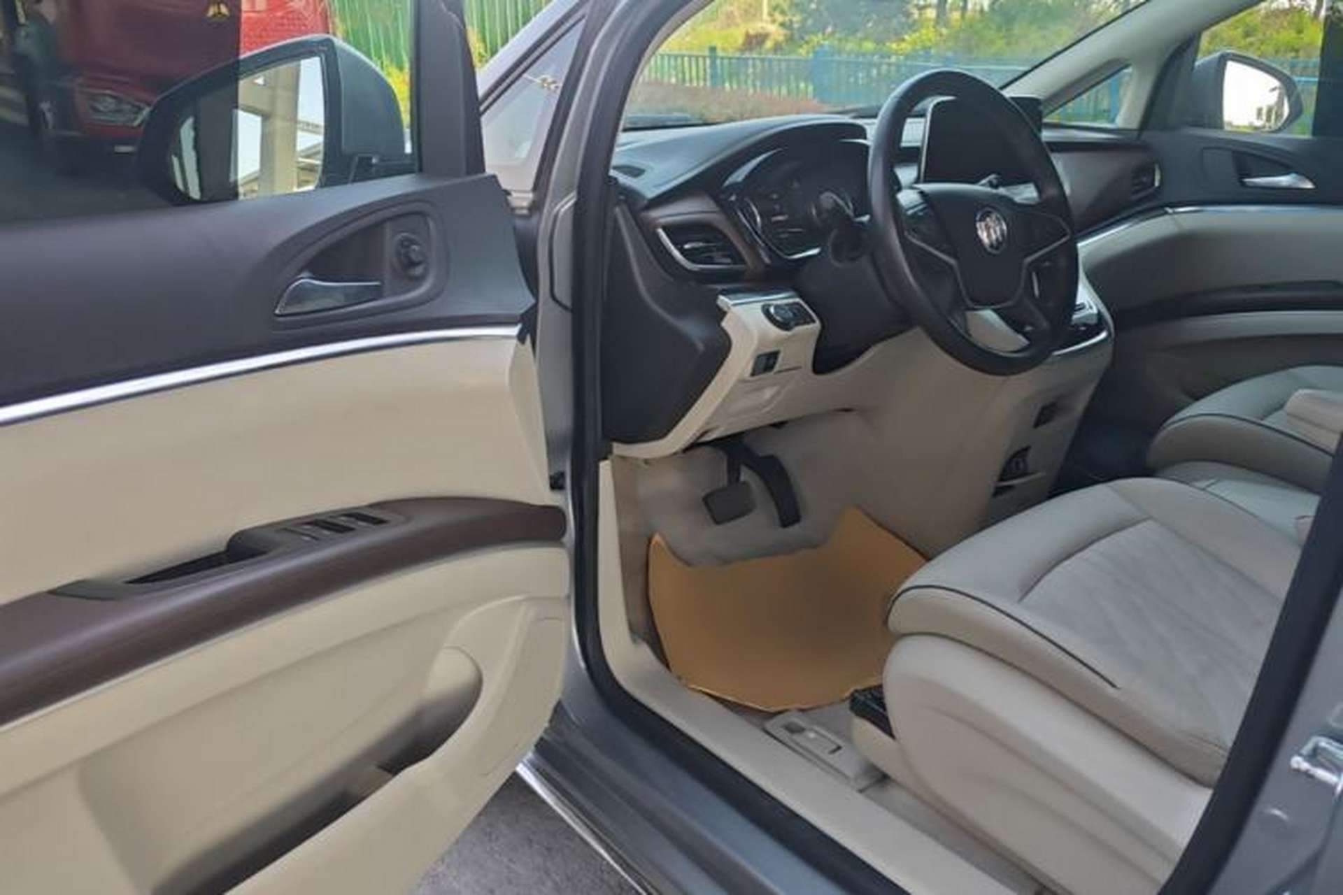 Used Buick GL8 2023 Land Executive Class 652T Luxury Model Driver Seat