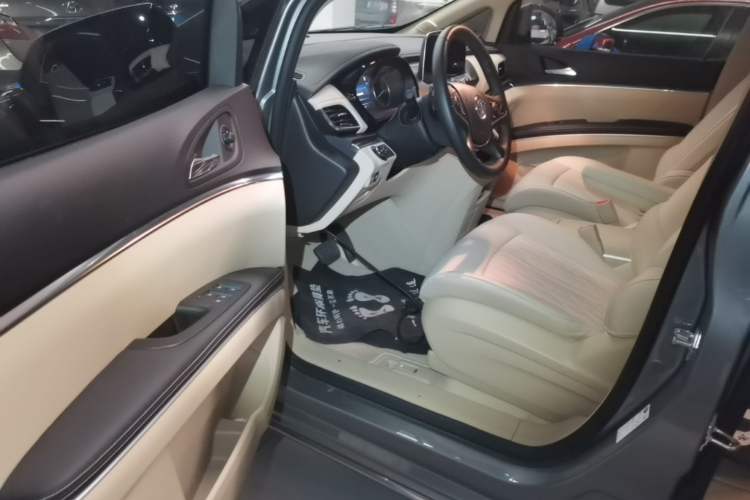 Used Buick GL8 2023 Facelifted Land Cruiser Executive Luxury Version Driver Seat