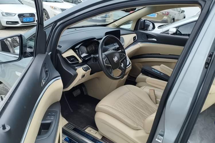 Used Buick GL8 2023 Facelifted Land Cruiser Executive Luxury Version Driver Seat