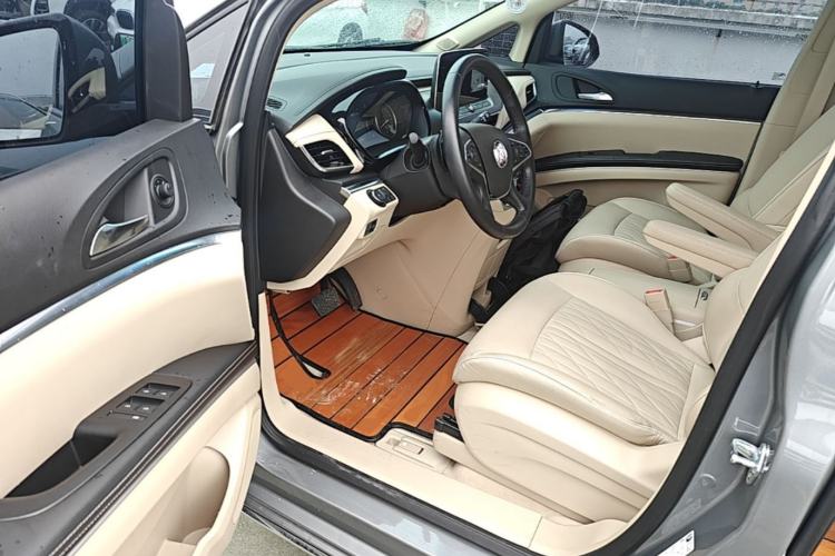 Used Buick GL8 2023 Facelifted Land Cruiser Executive Luxury Version Driver Seat