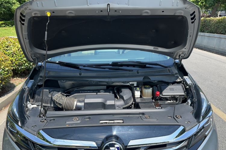 Used Buick GL8 2023 Land Business Class Smart Deluxe Model Engine Bay
