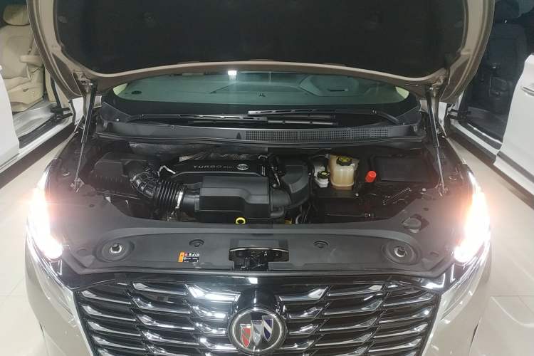 Used Buick GL8 2023 ES Lu Zun Deluxe Model Engine Bay