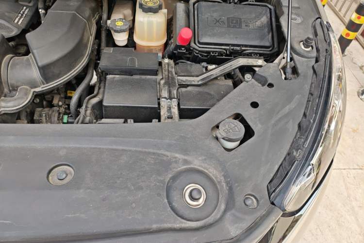 Used Buick GL8 2023 ES Lu Zun Deluxe Model Engine Bay Left