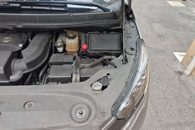 Used Buick GL8 2023 ES Lu Zun Deluxe Model Engine Bay Left