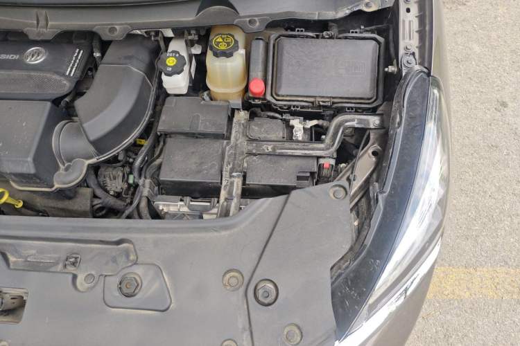 Used Buick GL8 2023 Land Executive Class Comfort Model Engine Bay Left