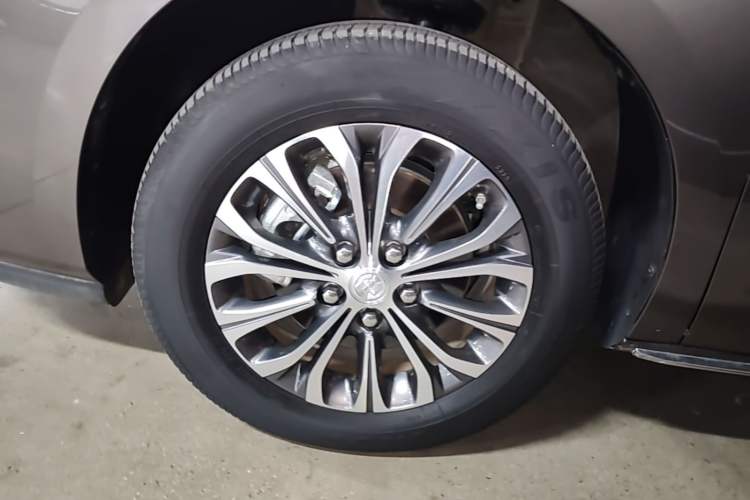 Used Buick GL8 2023 Facelifted Land Cruiser Executive Luxury Version Exterior 4