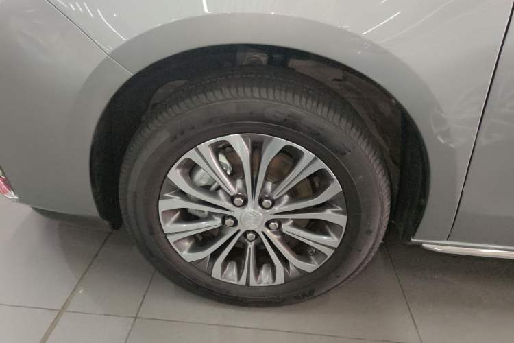 Used Buick GL8 2023 Facelifted Land Cruiser Executive Luxury Version Exterior 4