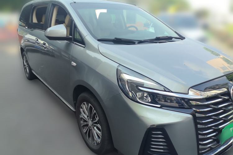 Used Buick GL8 2023 Facelifted Land Cruiser Executive Luxury Version Front Right 45 Deg