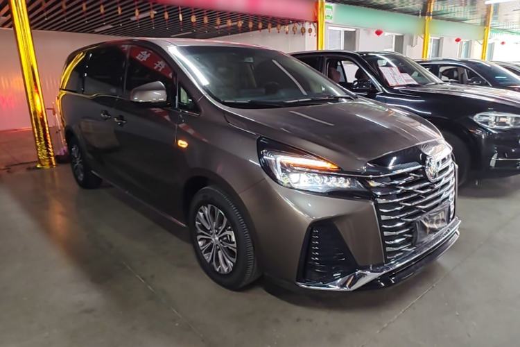 Used Buick GL8 2023 Facelifted Land Cruiser Executive Luxury Version Front Right 45 Deg