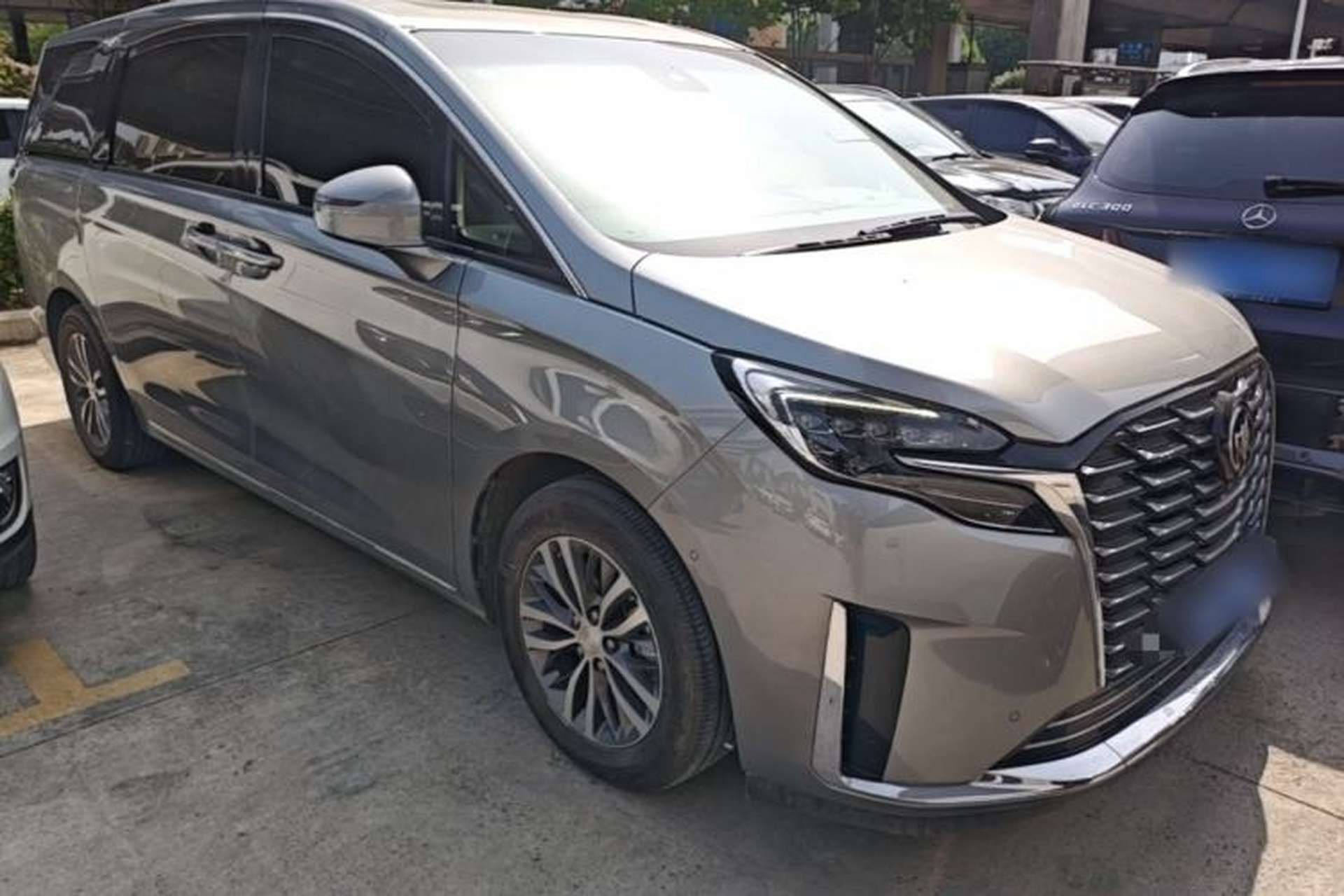 Used Buick GL8 2023 ES Lu Zun Deluxe Model Front Right 45 Deg