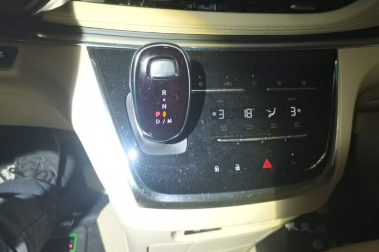 Used Buick GL8 2023 Facelifted Land Cruiser Executive Luxury Version Gear Lever
