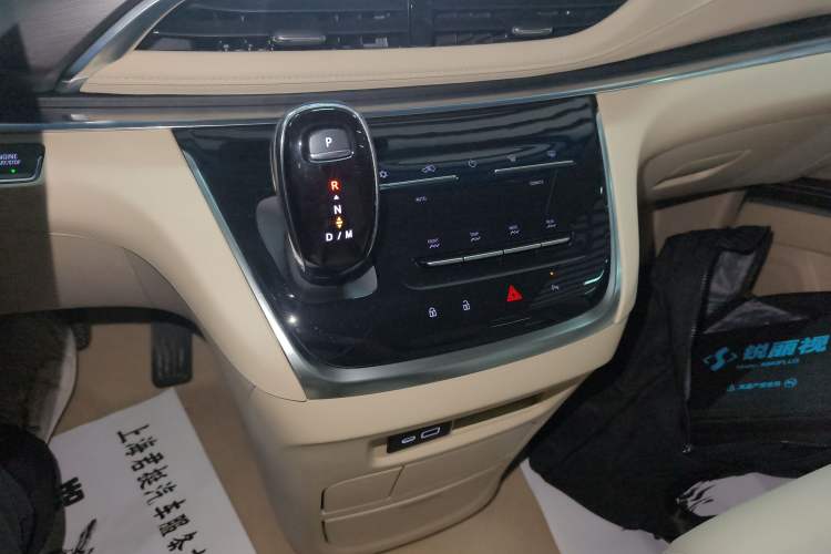 Used Buick GL8 2023 Facelifted Land Cruiser Executive Luxury Version Gear Lever