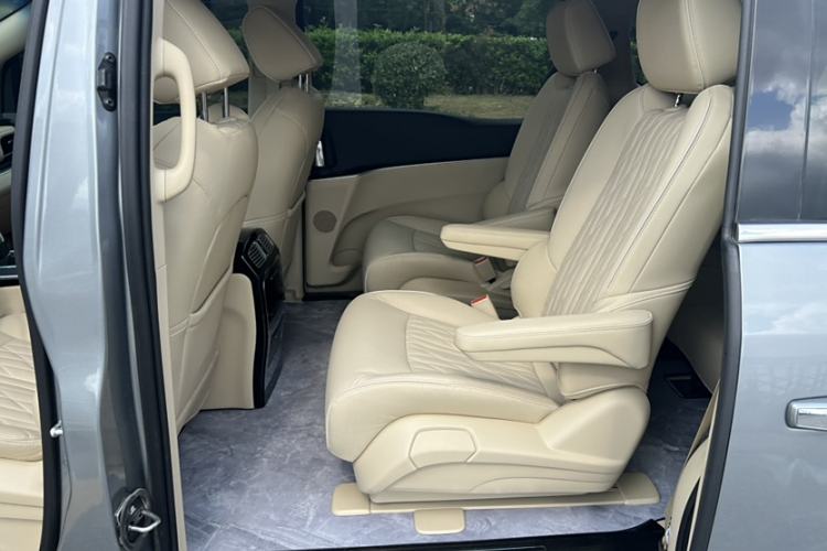 Used Buick GL8 2023 Facelifted Land Cruiser Executive Luxury Version Interior 3
