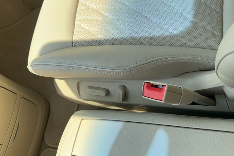 Used Buick GL8 2023 Land Business Class Smart Deluxe Model Interior 3