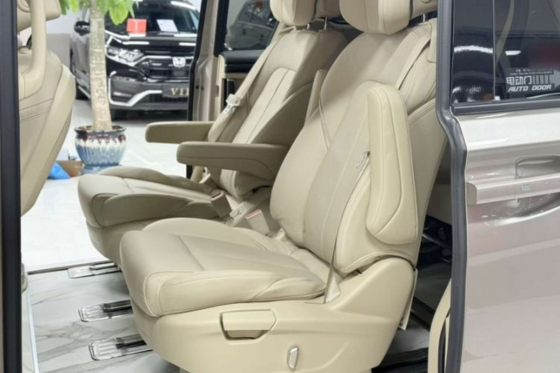 Used Buick GL8 2023 ES Lu Zun Deluxe Model Interior 4