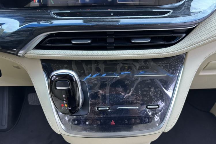 Used Buick GL8 2023 ES Lu Zun Deluxe Model Interior 9